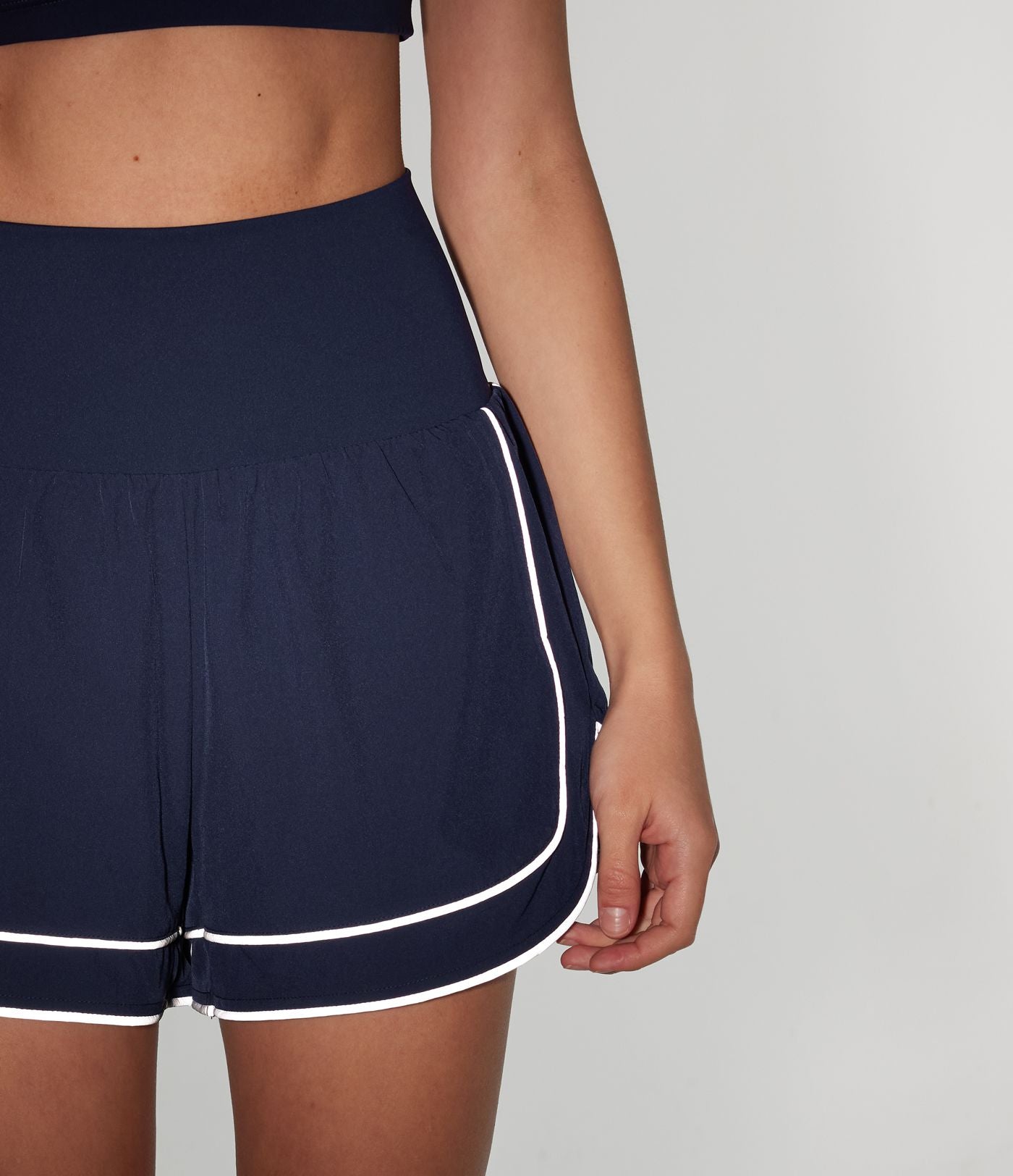 Short de yoga baggy 2-en-1 Breezeful™ taille haute à ourlet arrondi, séchage rapide, lignes réfléchissantes et poches