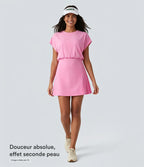 Robe de sport mini de yoga SoftlyZero™ Airy 2-en-1 effet frais InstantCool col rond à manches courtes, demi-zip et poches, accès facile Easy Peasy