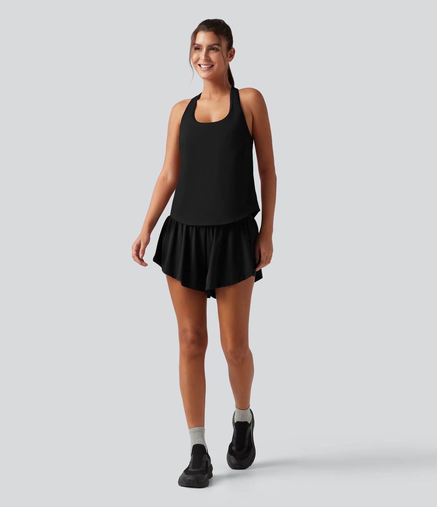 Débardeur de yoga à encolure U, ourlet arrondi, toucher frais, séchage rapide, coussinets amovibles et protection solaire UPF 50+