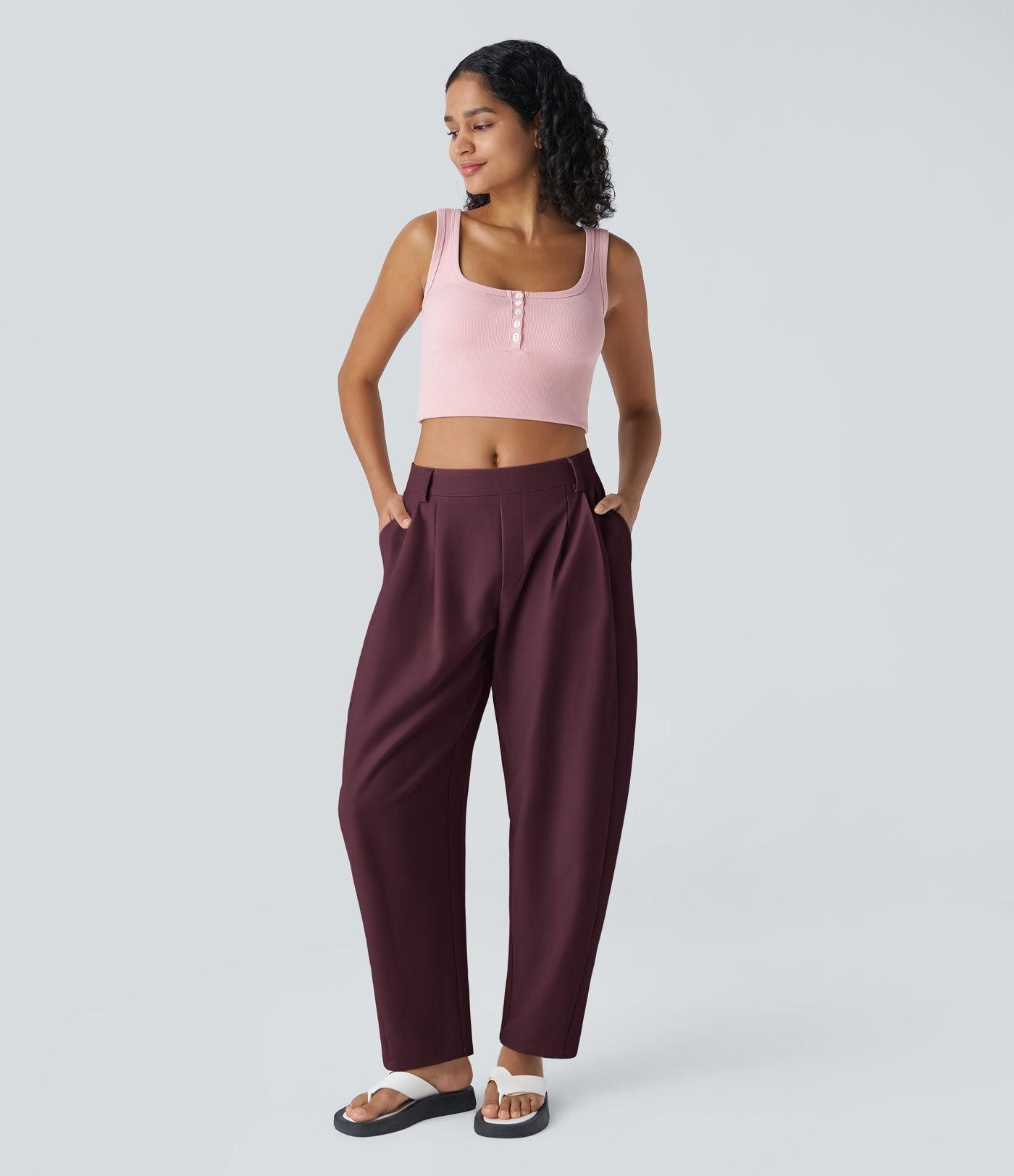 Pantalon tailleur ample, taille moyenne, coupe barrel, à poches