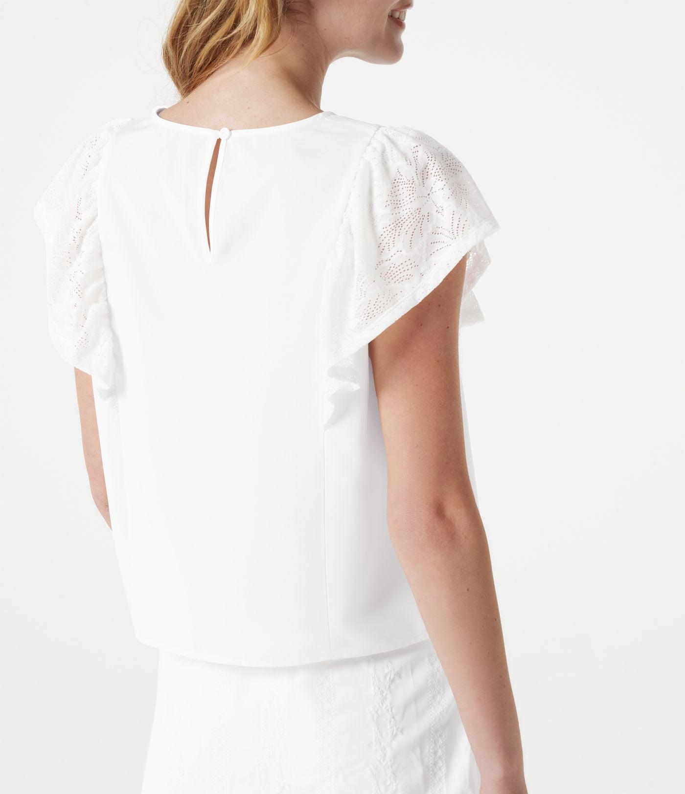 Blouse casual col rond avec découpe goutte d'eau au dos, dentelle contrastée et manches à volants