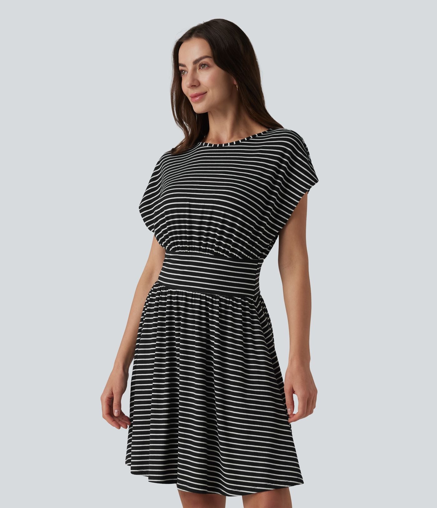Robe courte fluide col rond manches courtes à rayures avec brassière intégrée et poches