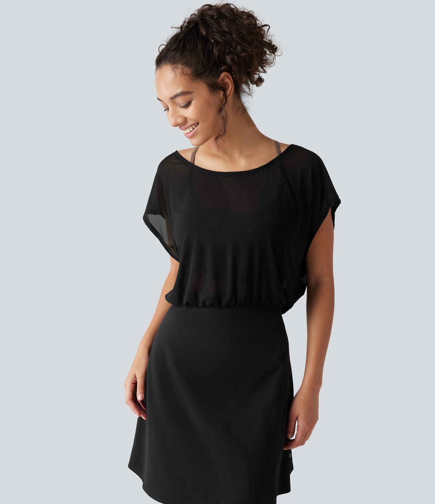Robe-short mini SoftlyZero™ Plush pour le yoga à encolure bateau, manches courtes et poches - Easy Peasy