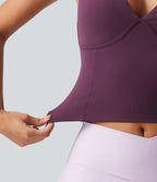 Débardeur de yoga SoftlyZero™ à col V, bretelles croisées, coussinets amovibles et protection solaire UPF 50+