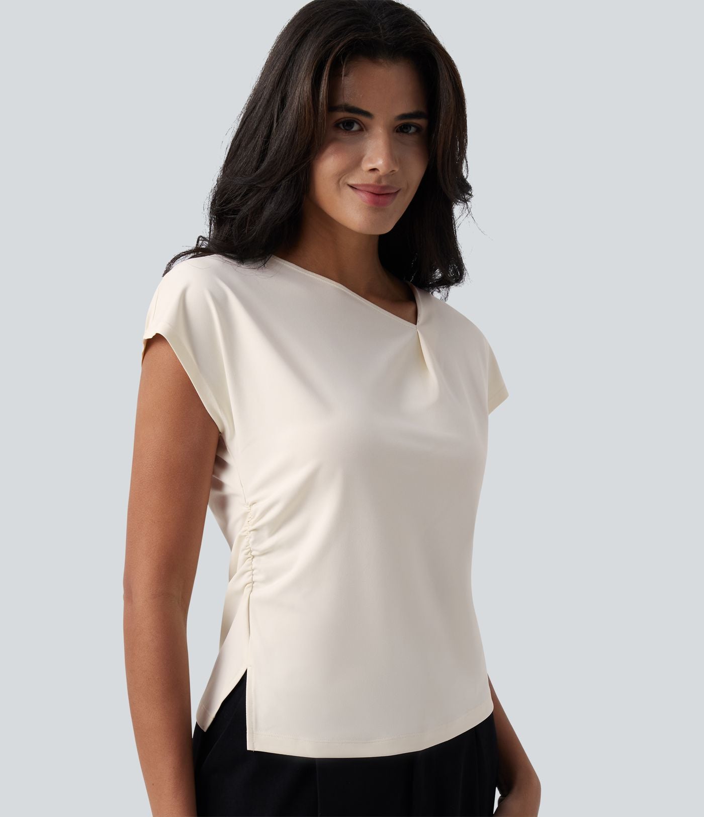Blouse tailleur asymétrique col drapé manches courtes avec fronces et ourlet fendu