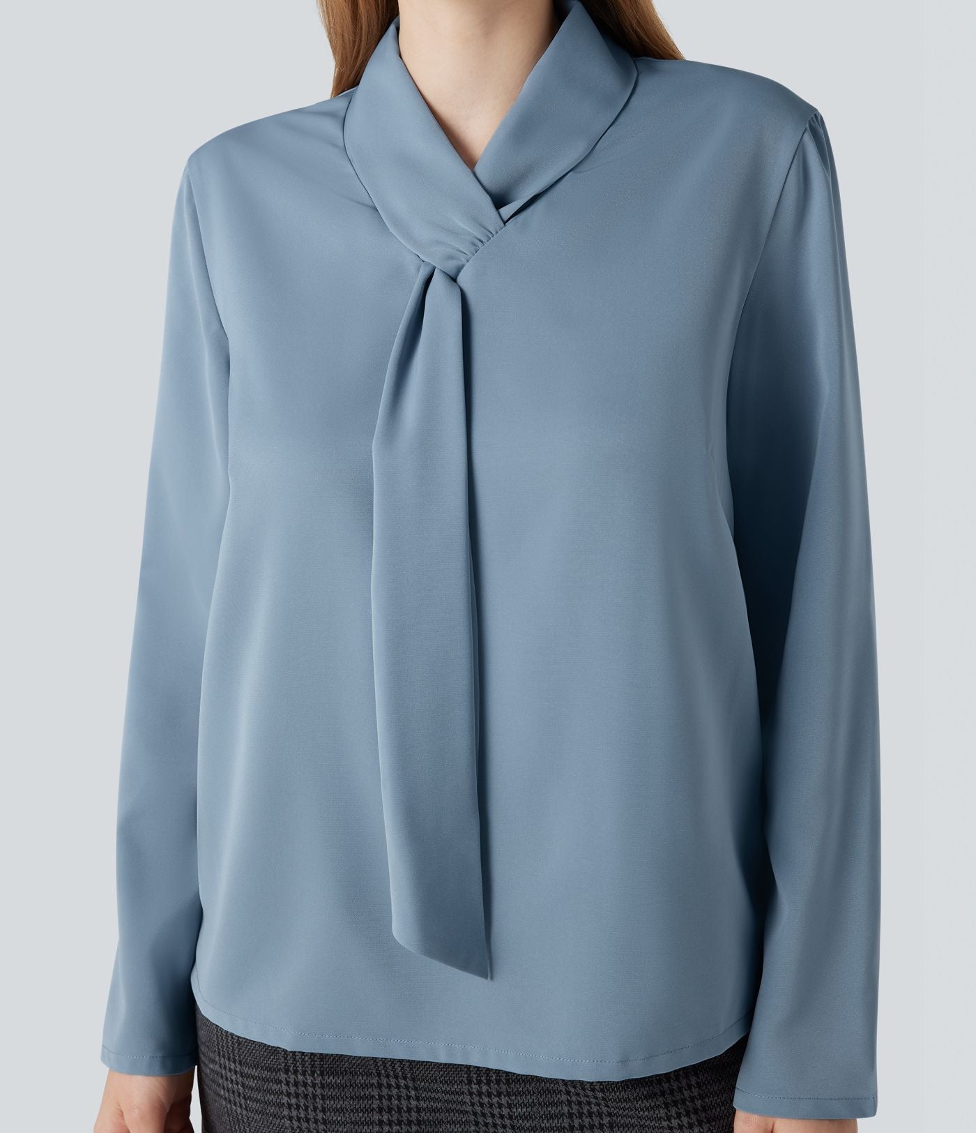 Chemise esprit bureau défroissage facile avec col foulard et manches longues
