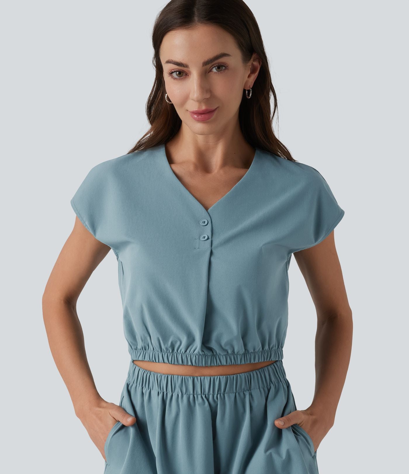 Robe col V manches courtes à découpes en popeline extensible avec poches