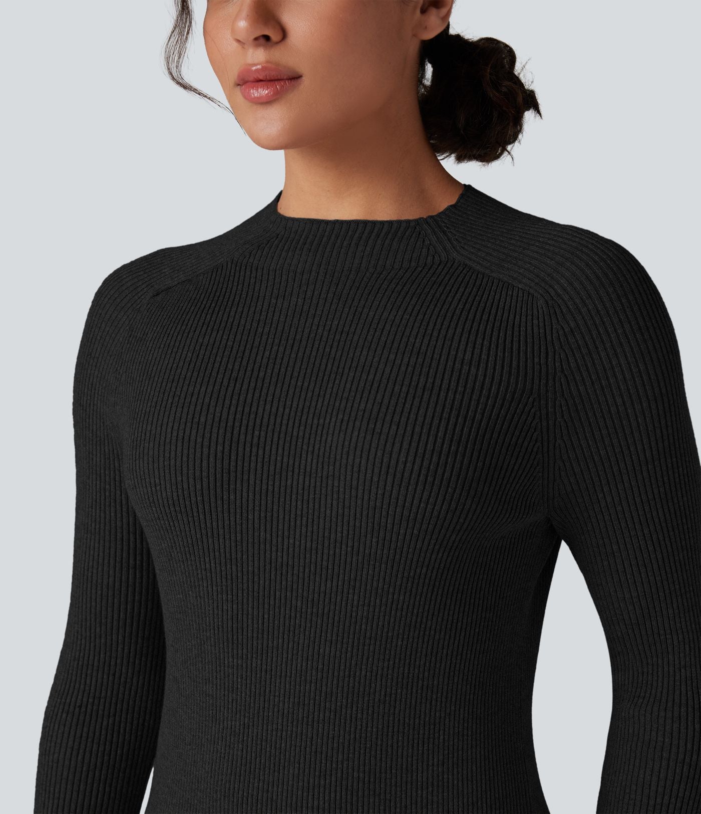 Robe pull mi-longue moulante fendue col montant manches longues