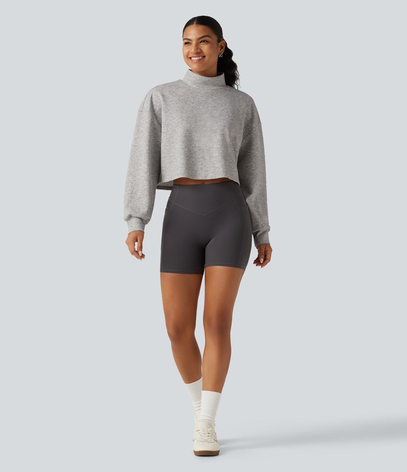 Sweat crop top col montant avec manches longues et coupe décontractée