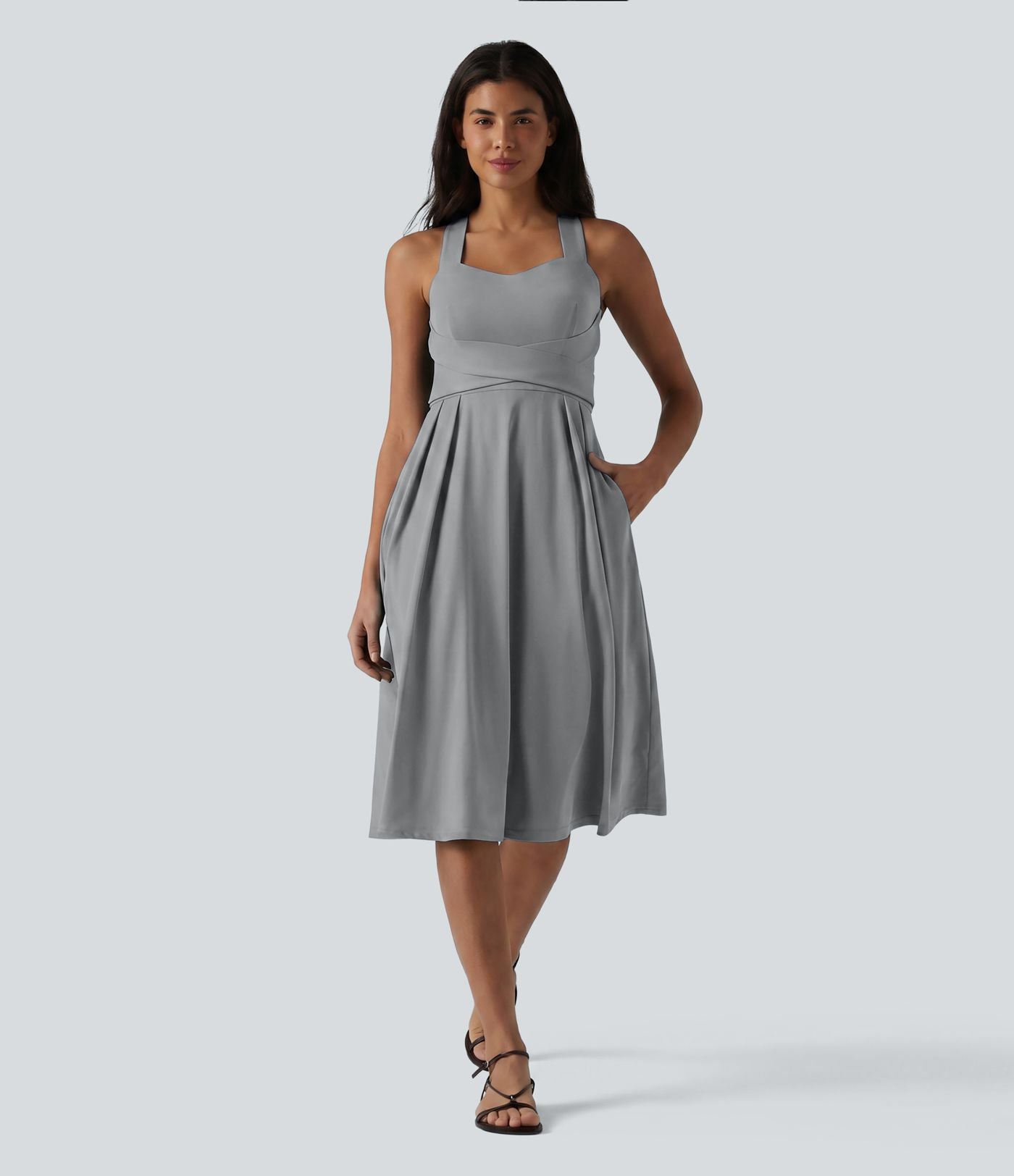 Robe midi fluide sans manches décolleté cœur avec bretelles croisées, nœud dans le dos et poches