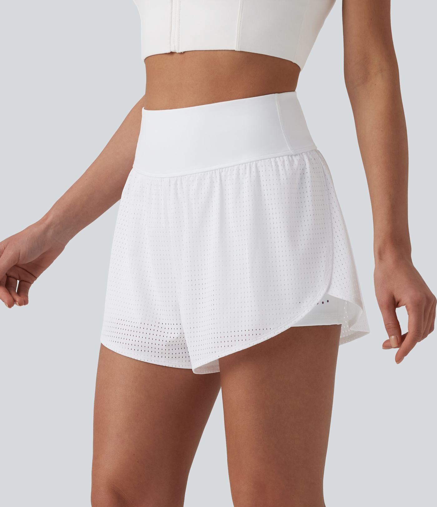 Short yoga 2-en-1 gainant taille haute à pois réfléchissants, ourlet arrondi croisé et œillets avec poches