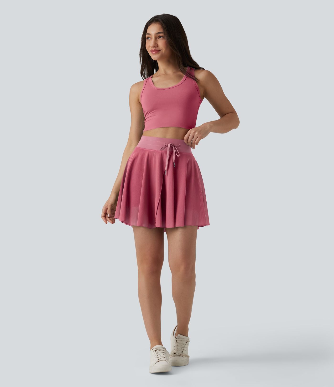 Jupe mini fluide évasée 2-en-1 taille haute à cordon, empiècements en mesh contrastant, avec poche, version plus longue