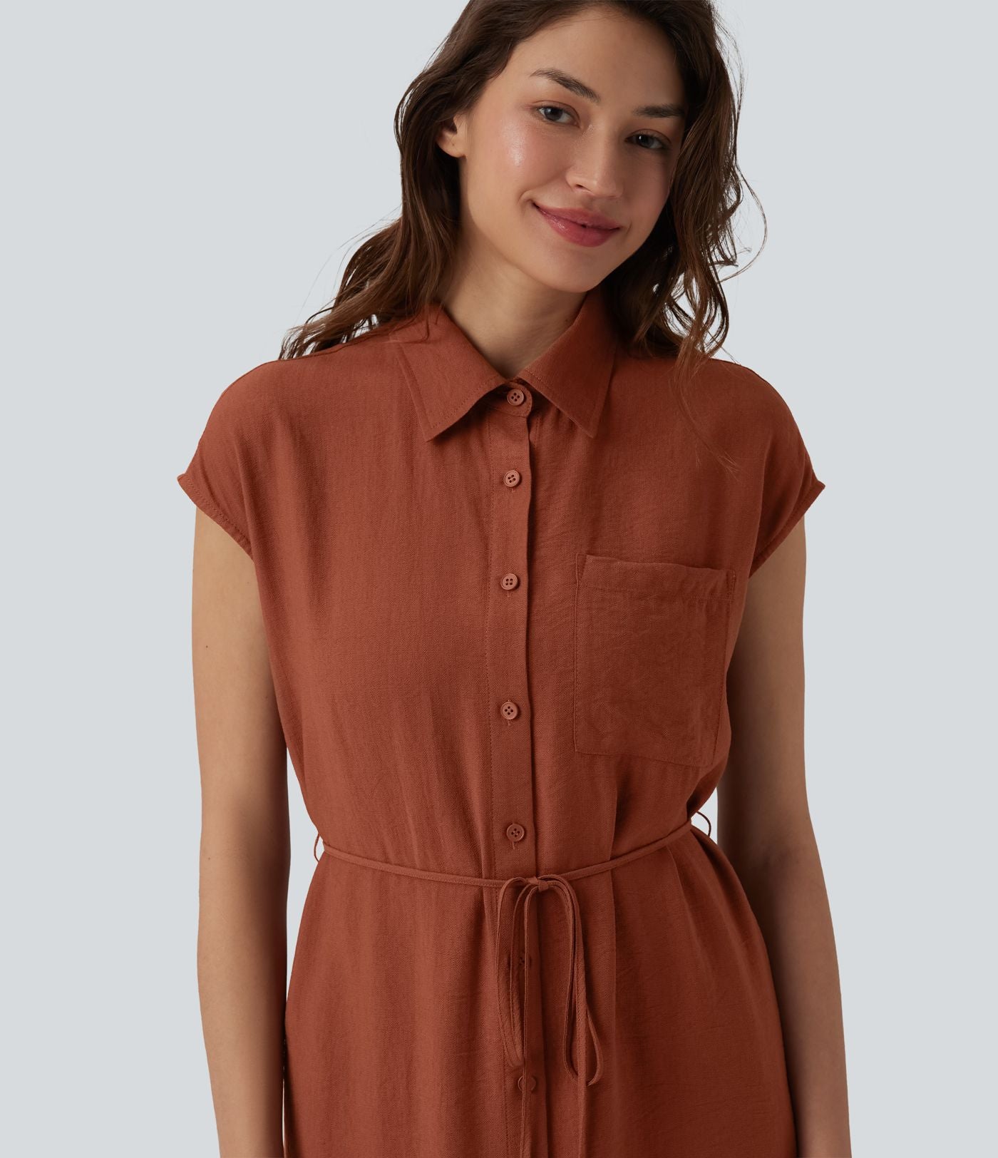 Robe chemise casual mi-longue col manches courtes ceinturée ourlet arrondi avec fente et poches