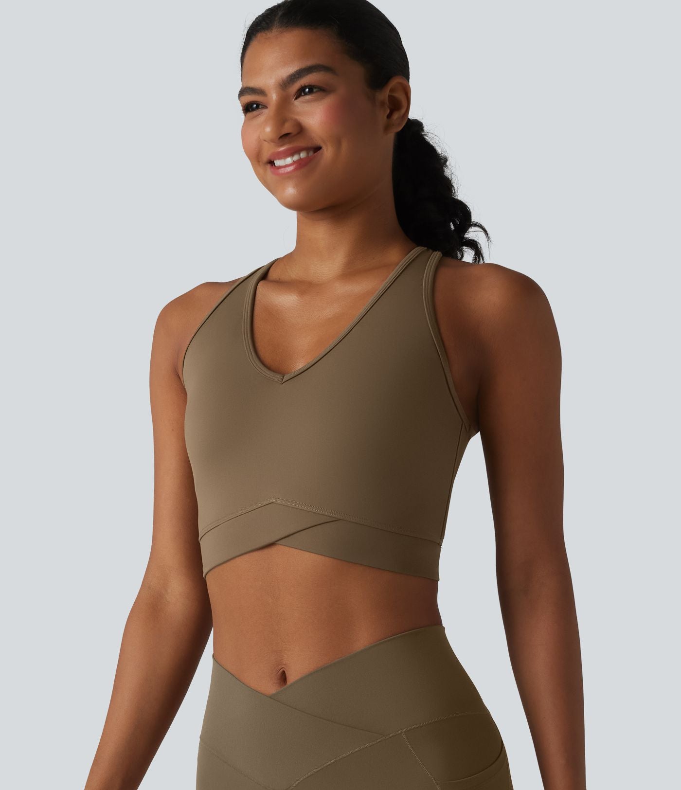 Débardeur de yoga SoftlyZero™ court col V dos nageur ourlet croisé avec brassière intégrée effet frais InstantCool, protection solaire UPF50+