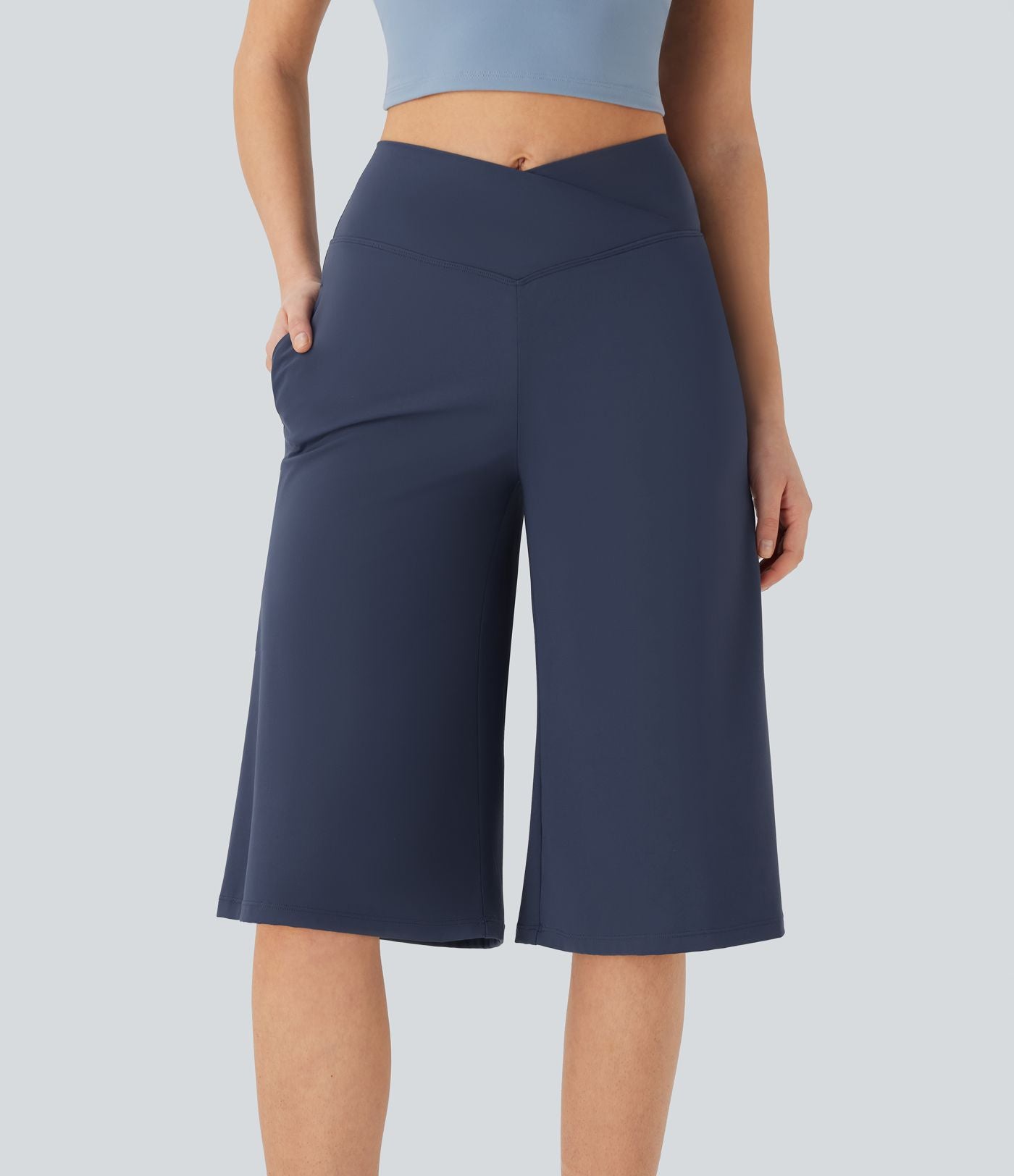 Pantacourt de yoga Cool Touch Softlyzero™ aérien à taille haute croisée, jambe large et poches