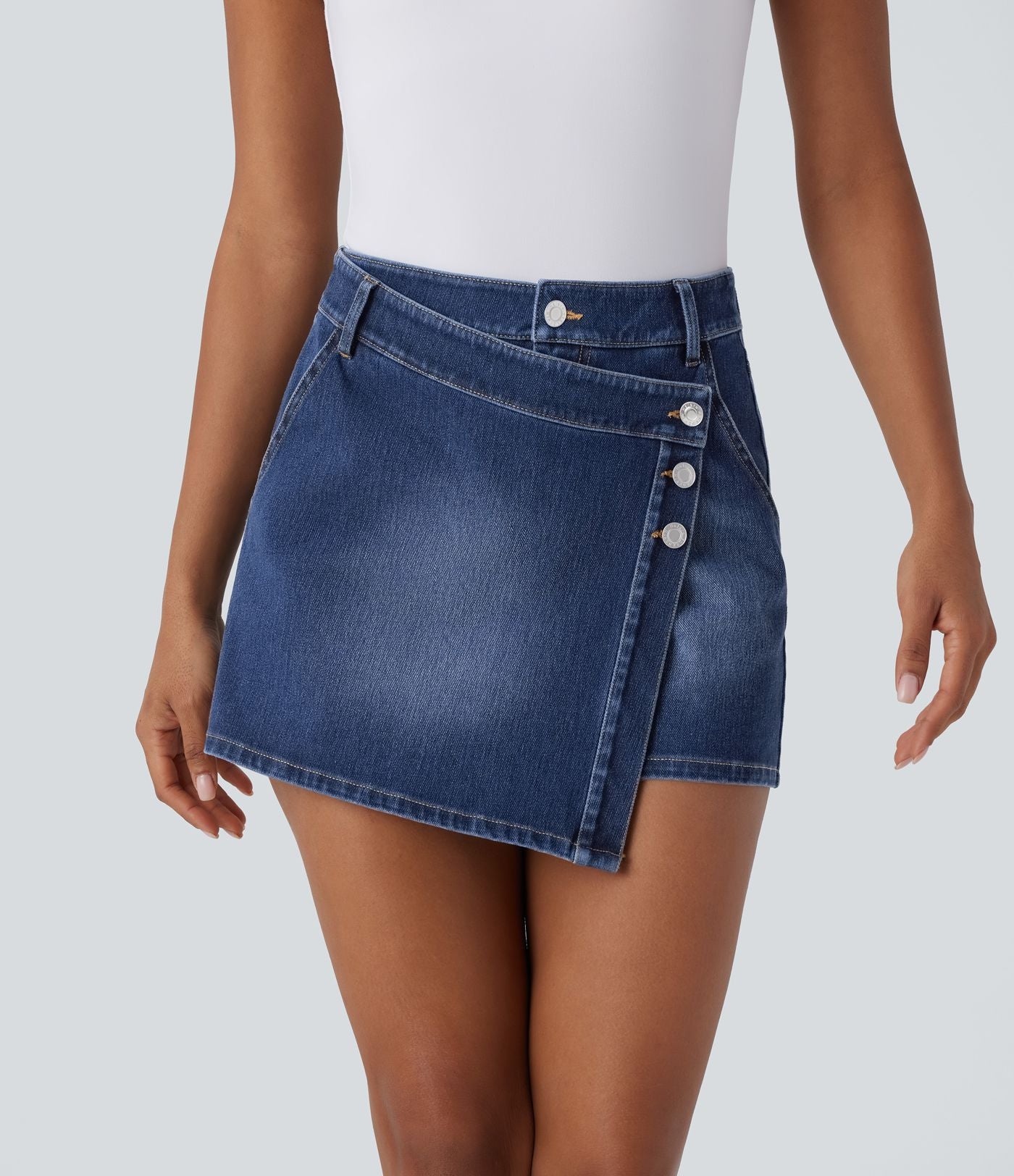 Halara Flex™ Short décontracté en jean extensible effet délavé à taille haute avec poches multiples et détail enveloppant