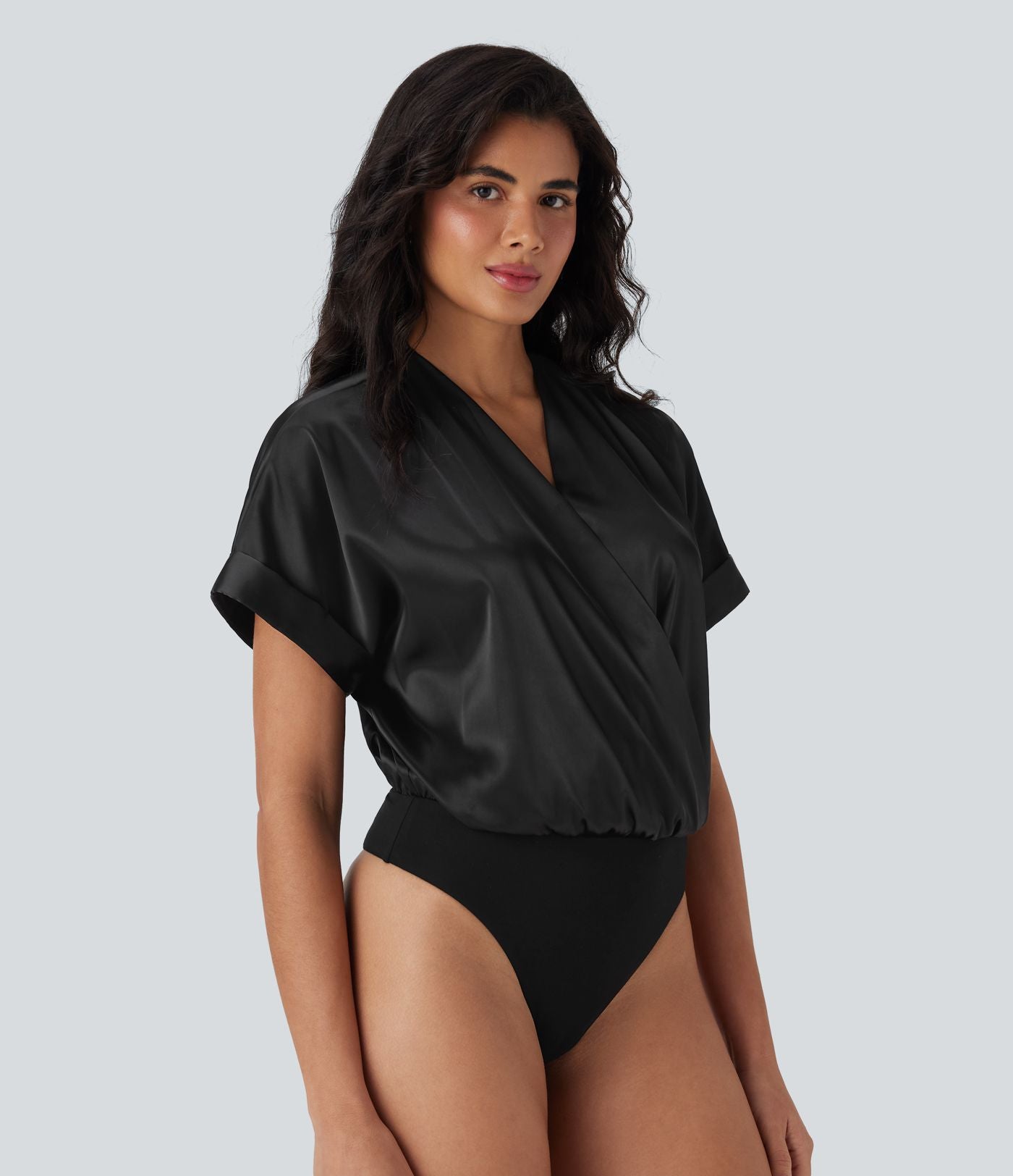 Body tailleur satiné à col V croisé, manches chauve-souris et boutons-pression
