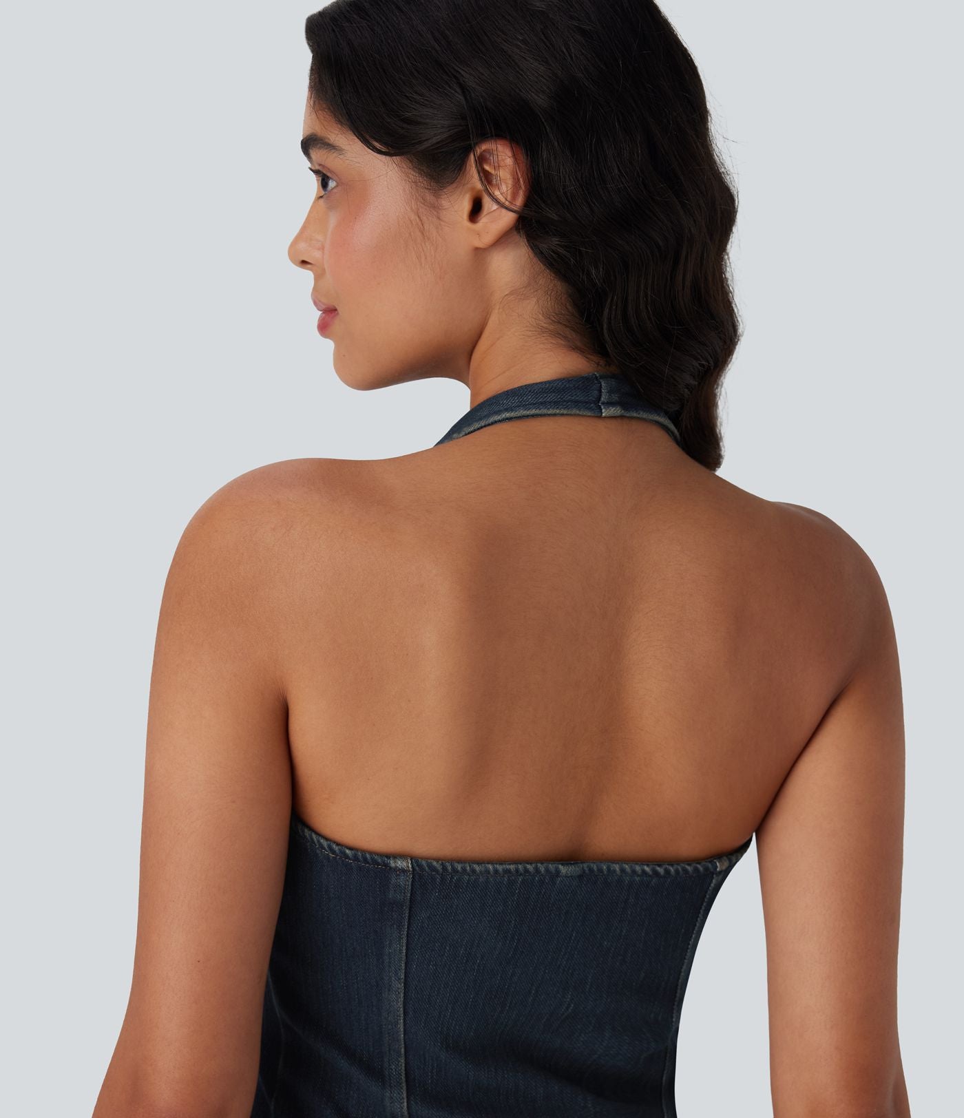 Mini-robe décontractée moulante Halara Flex™ en denim stretch lavé avec dos nu, col licou, fermeture éclair et ceinture