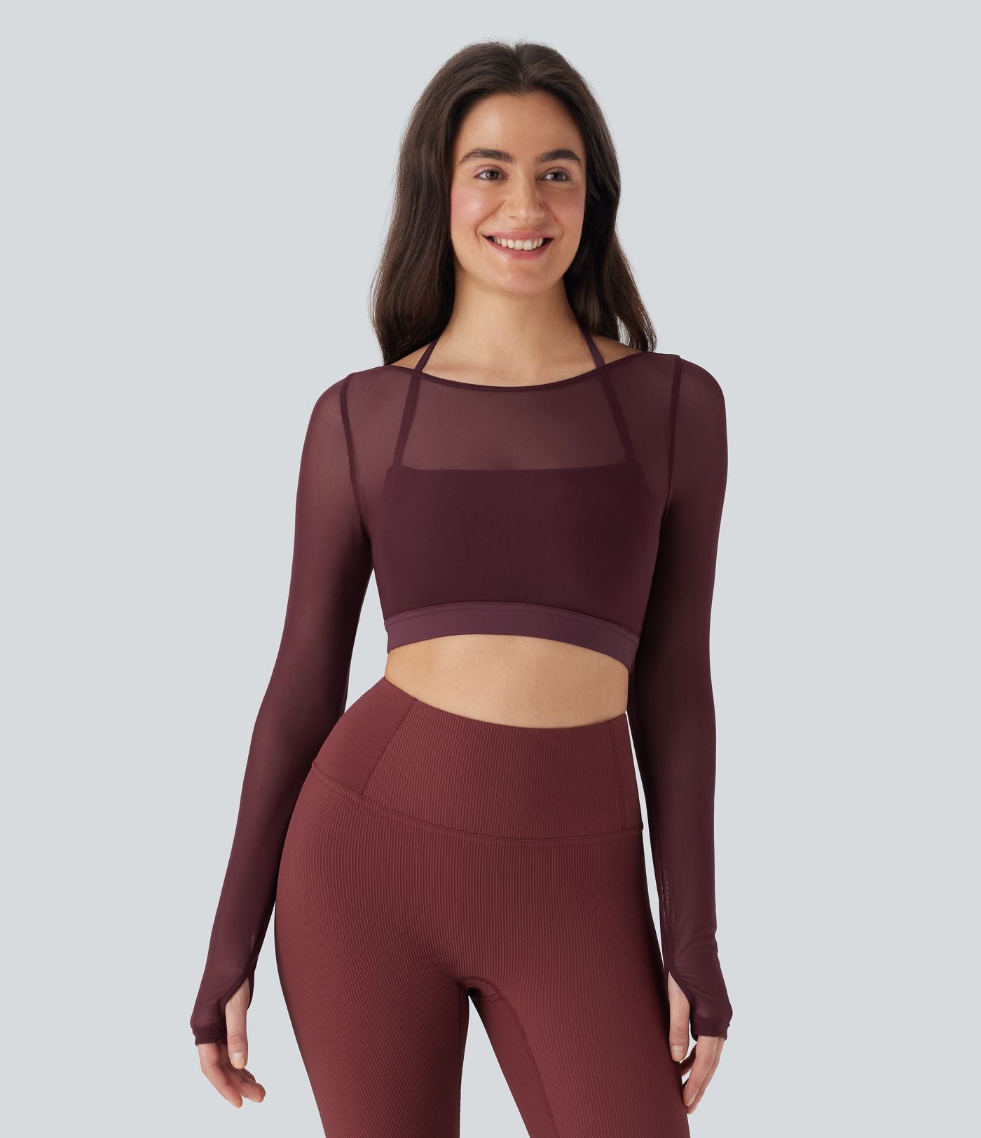Haut de sport yoga crop top 2-en-1 avec col licou, dos nu, manches longues, passe-pouces et mesh contrastant