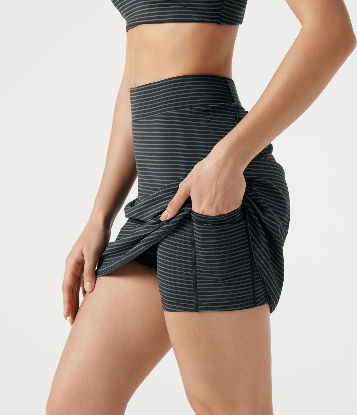 Jupe de golf mini moulante 2-en-1 taille haute à rayures à poches — longueur prolongée