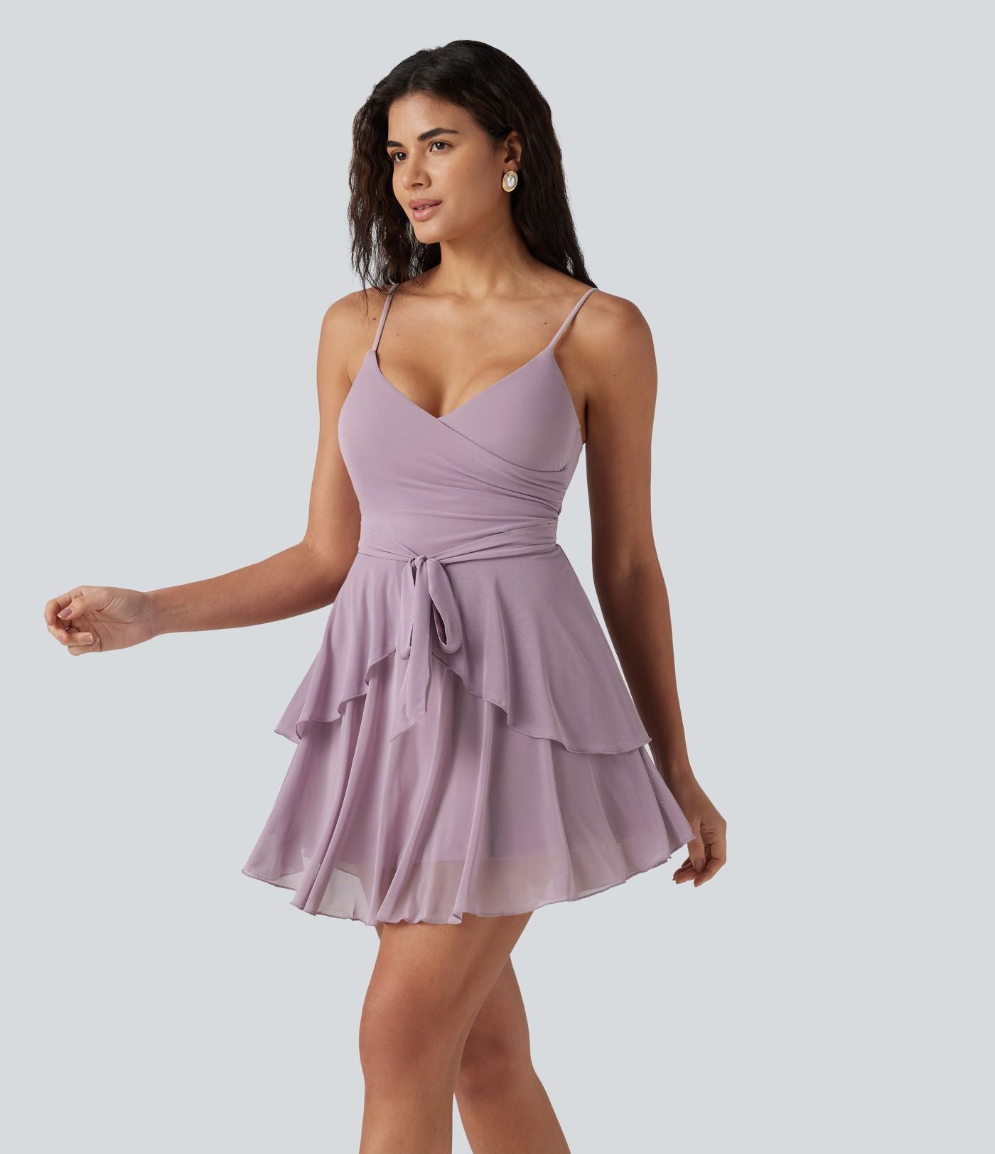 Robe nuisette mini demoiselle d'honneur et invitée de mariage avec brassière intégrée en mesh à col V noué et ourlet à volants