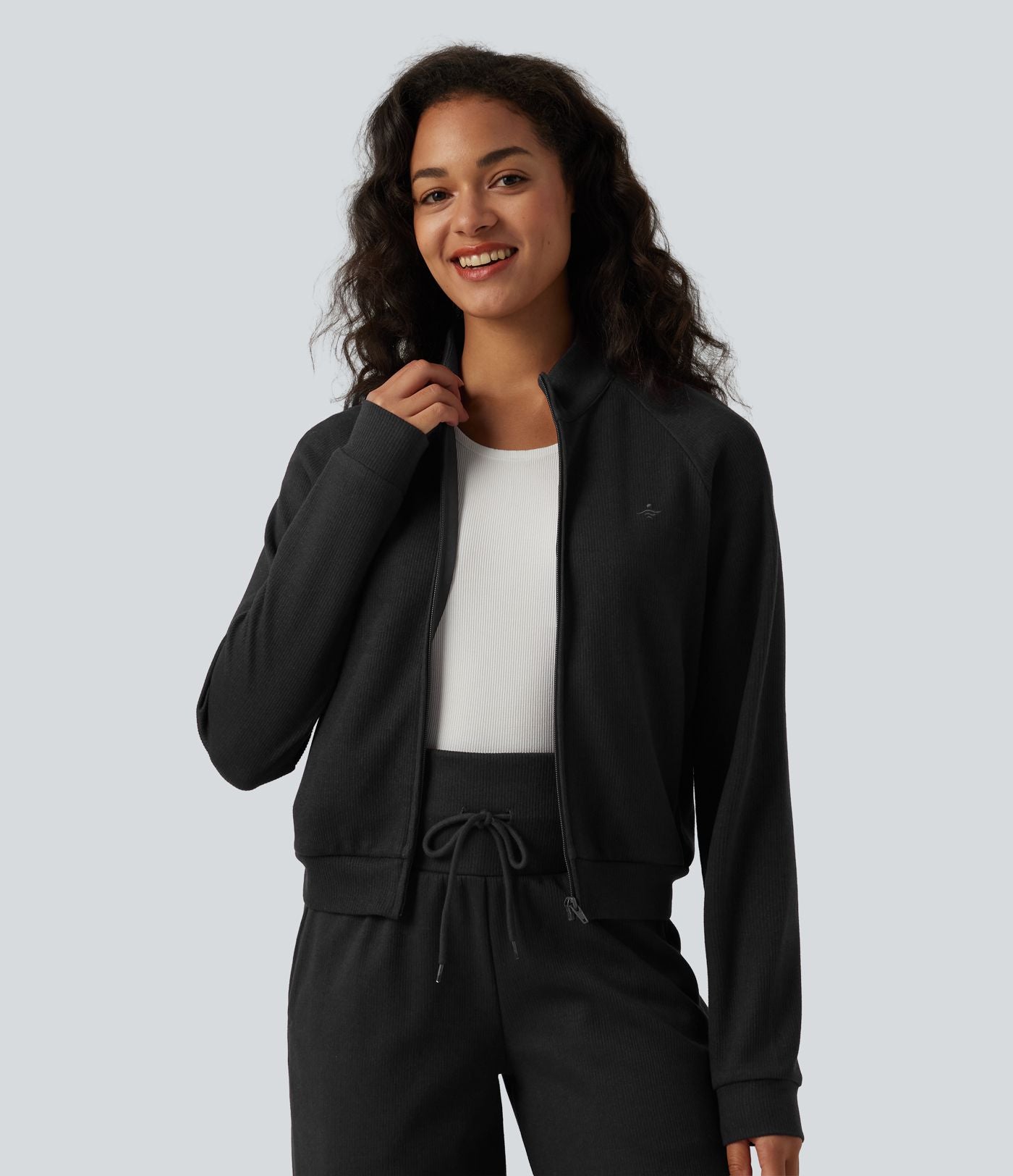 Veste casual côtelée à col montant, manches longues et fermeture zippée avec poches