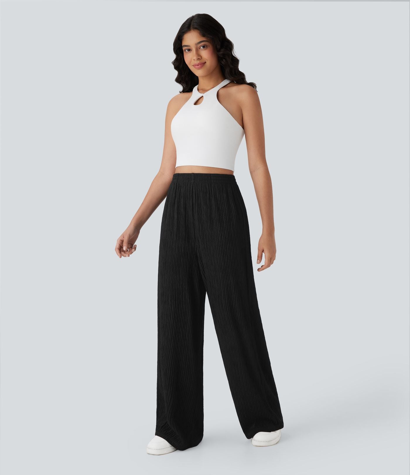 Pantalon tailleur décontracté à taille haute, jambes droites, texture froissée et poches latérales
