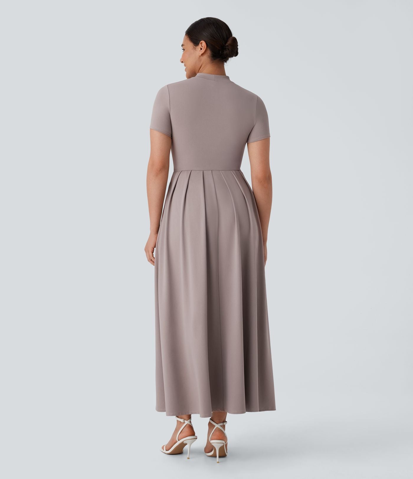 Robe longue décontractée à col montant, manches courtes et poches latérales