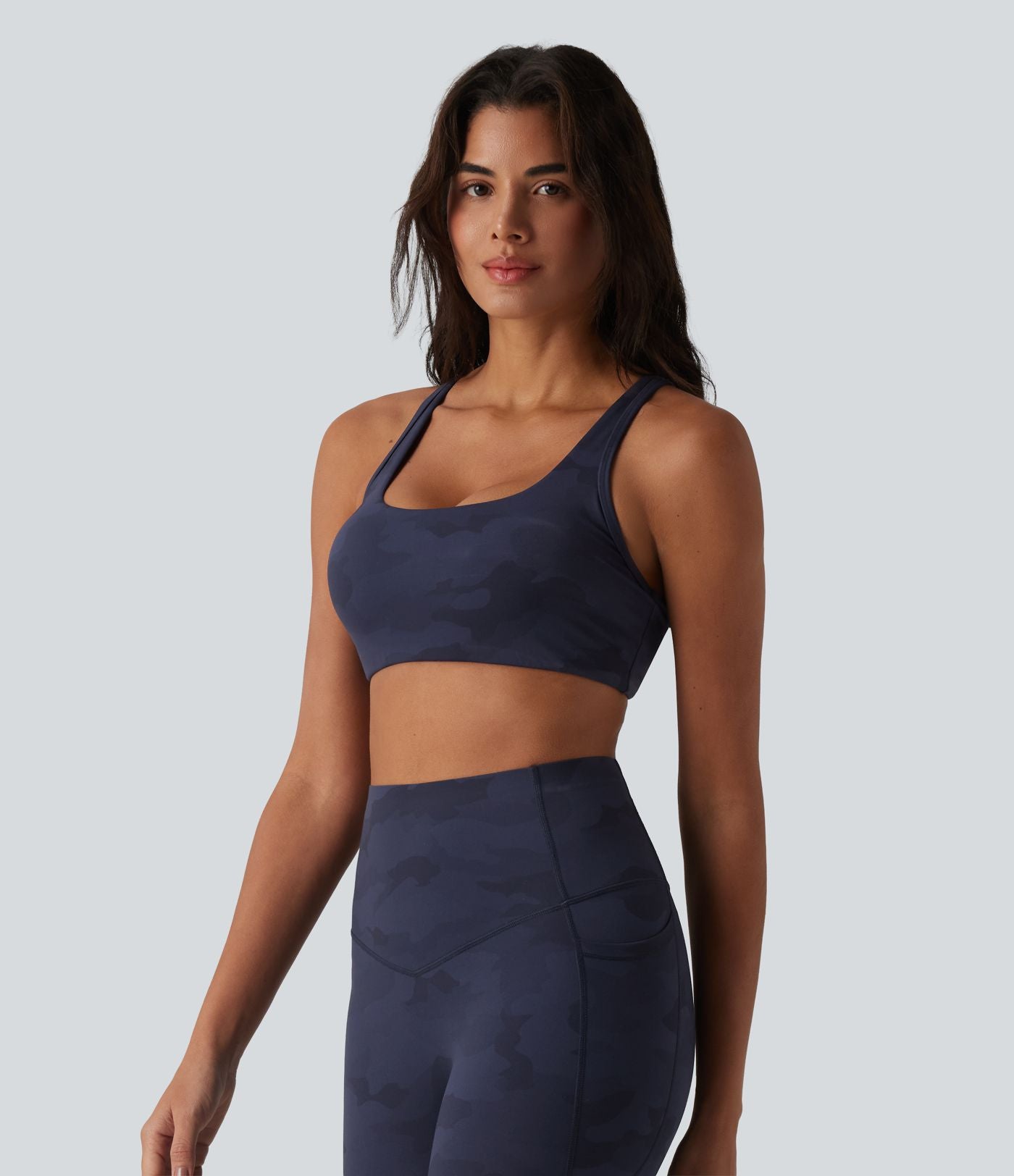 Halara UltraSculpt™ Brassière de sport yoga maintien léger col U à découpes imprimé camouflage