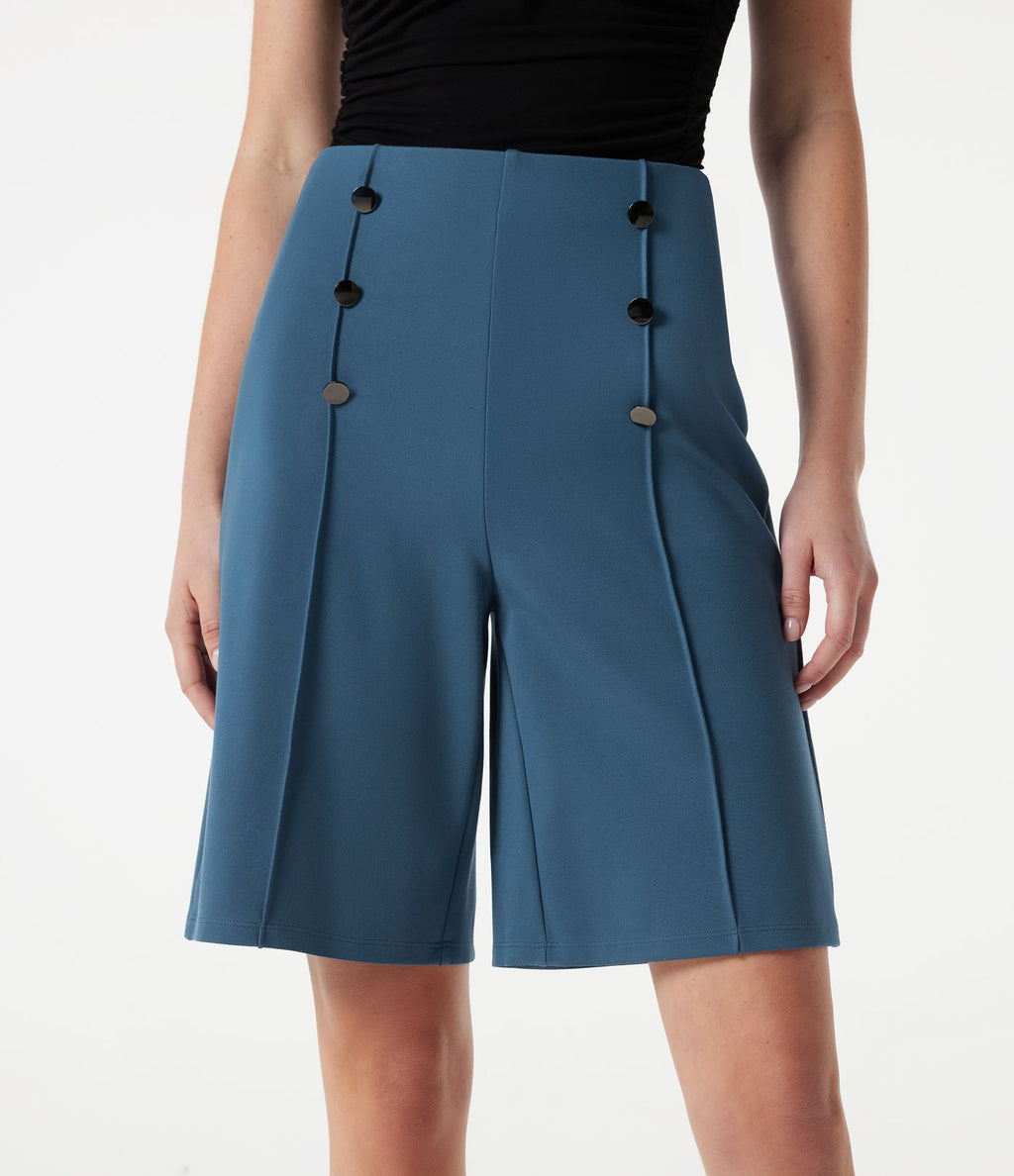 Short tailleur baggy taille haute avec boutons décoratifs et poches