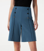 Short tailleur baggy taille haute avec boutons décoratifs et poches