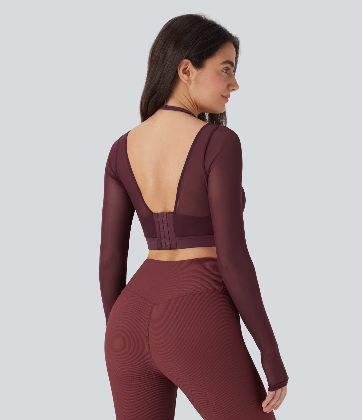 Haut de sport yoga crop top 2-en-1 avec col licou, dos nu, manches longues, passe-pouces et mesh contrastant