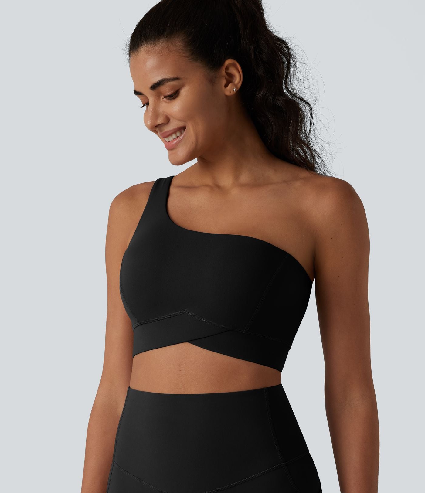 Halara UltraSculpt™ Brassière de sport et yoga à maintien léger, asymétrique une épaule, ourlet croisé avec soutien-gorge intégré