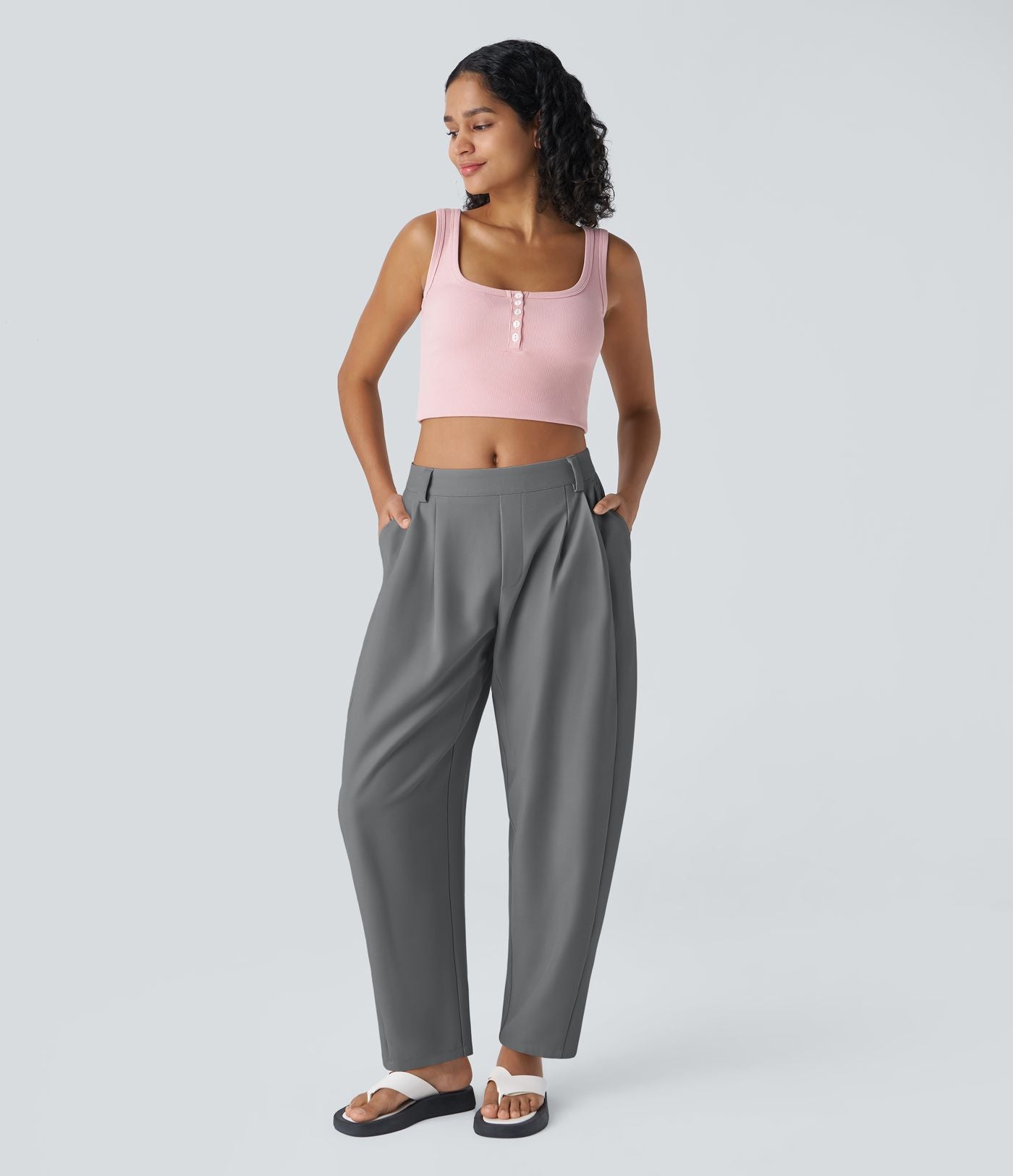 Pantalon tailleur ample, taille moyenne, coupe barrel, à poches