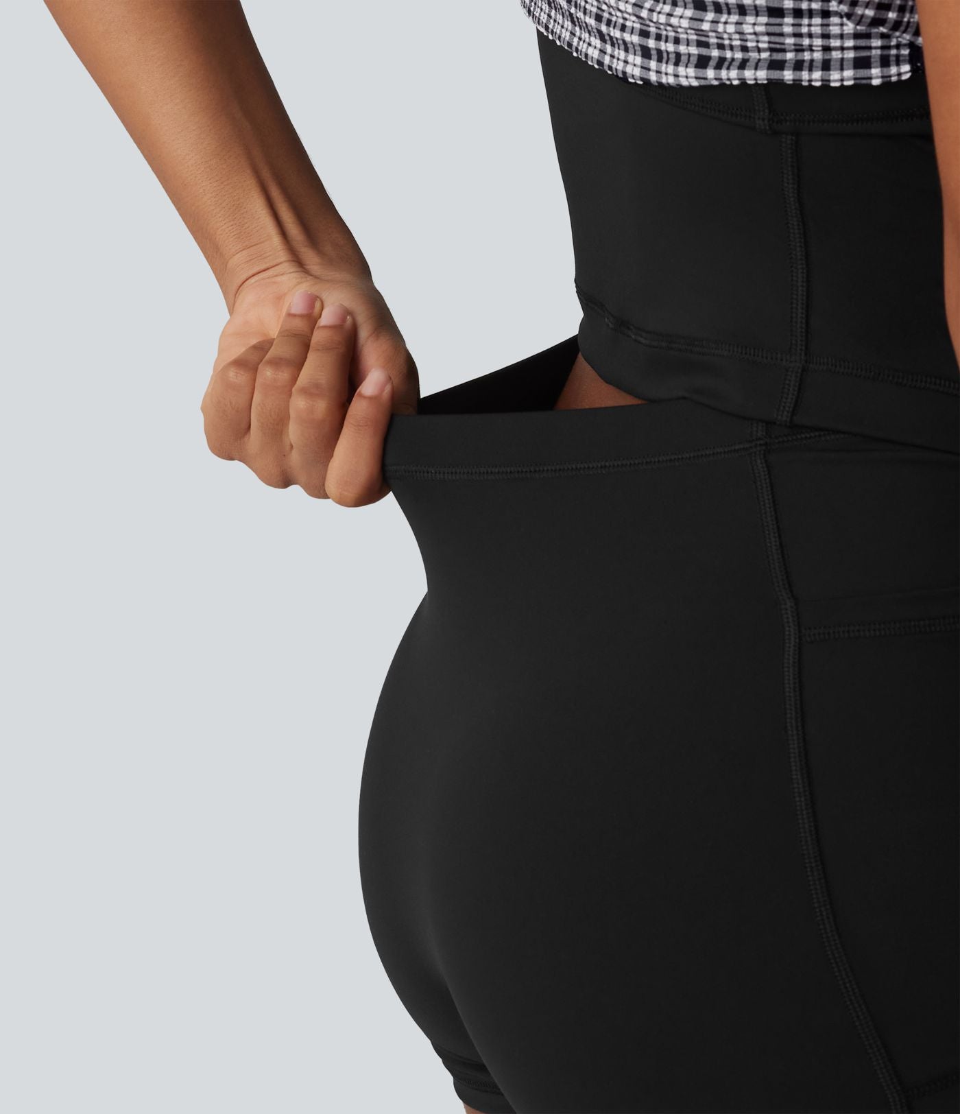 Robe de tennis active mini 2-en-1 à carreaux froissée à séchage rapide avec brassière intégrée, bretelles réglables et poches — Easy Peasy