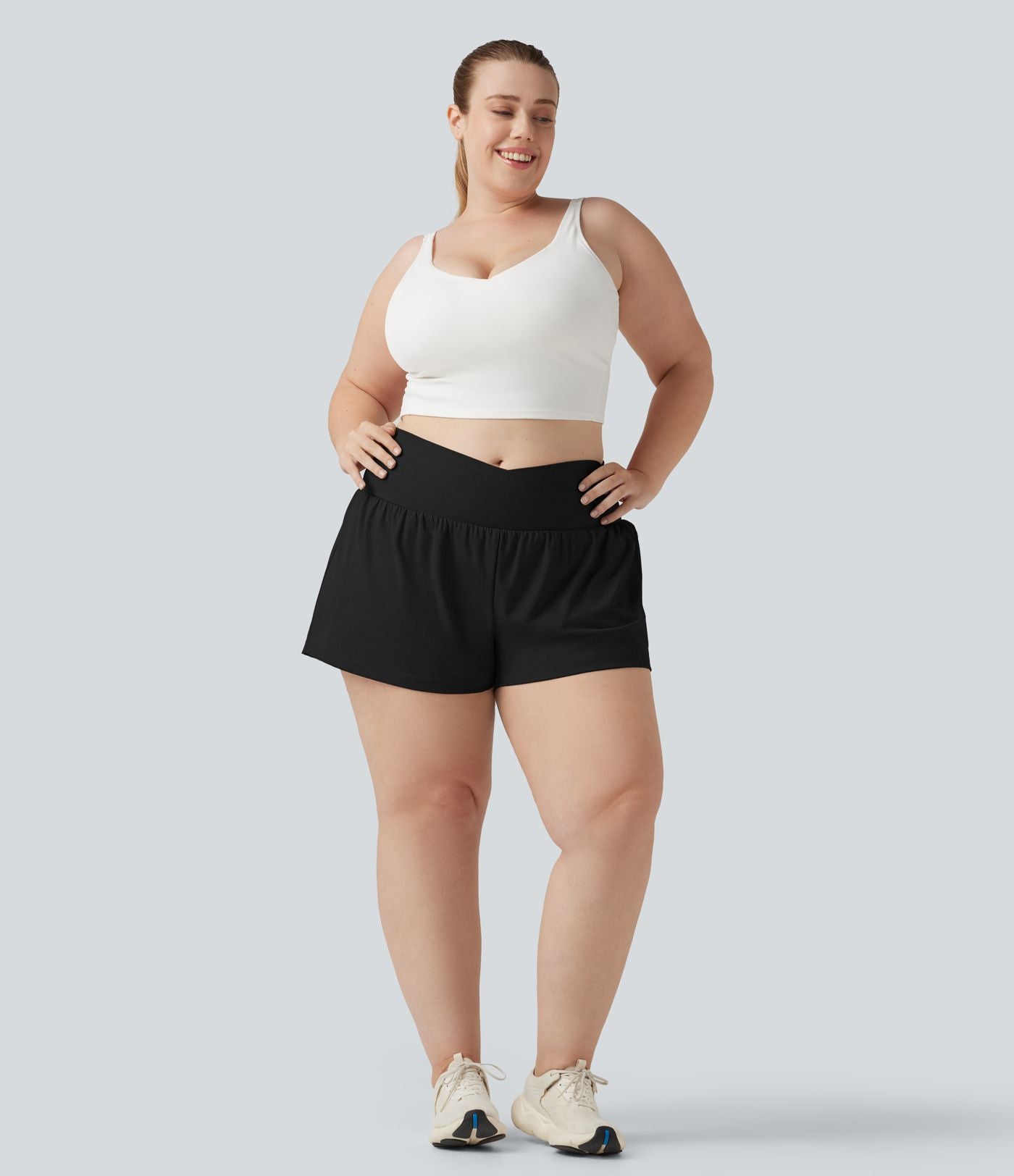 Short de yoga 2-en-1 grande taille à taille haute croisée en SoftlyZero™ Airy à effet frais InstantCool 7,5 cm avec poches