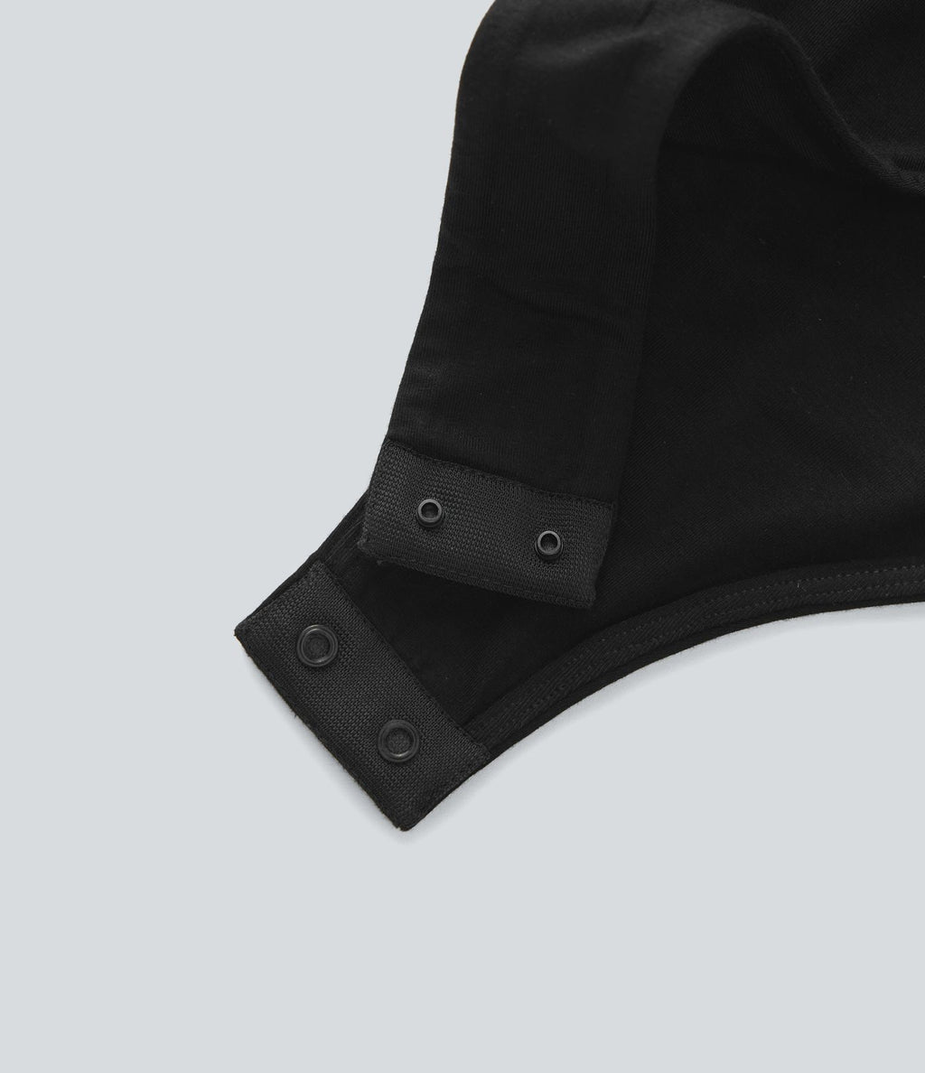 Body tailleur satiné à col V croisé, manches chauve-souris et boutons-pression