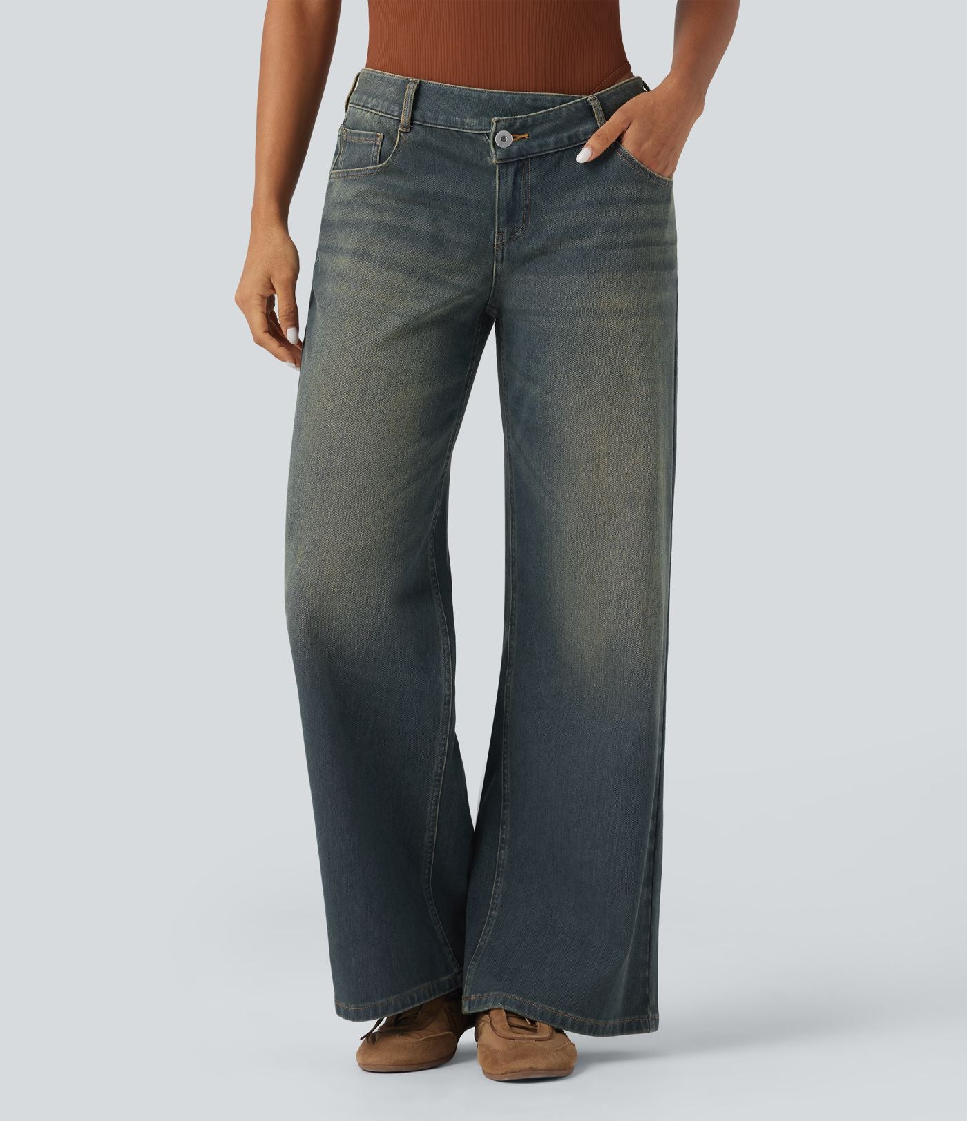 Halara Flex™ Jean large asymétrique taille basse avec bouton, fermeture éclair et poches multiples, délavé et extensible en maille