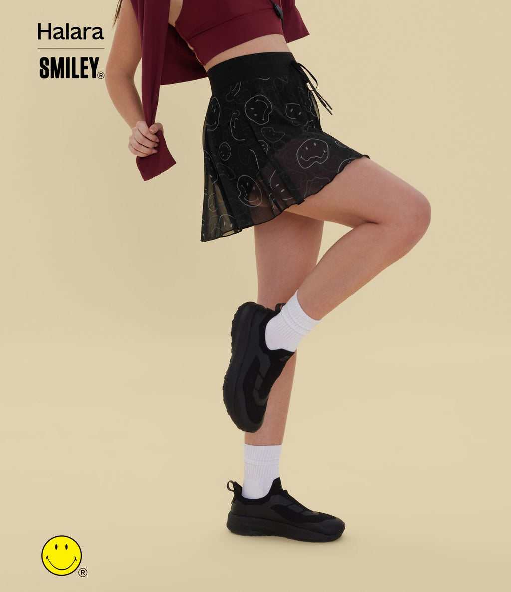 Jupe mini de danse évasée fluide 2-en-1 Halara X Smiley® taille haute avec cordon de serrage, empiècements en mesh contrastant et poches