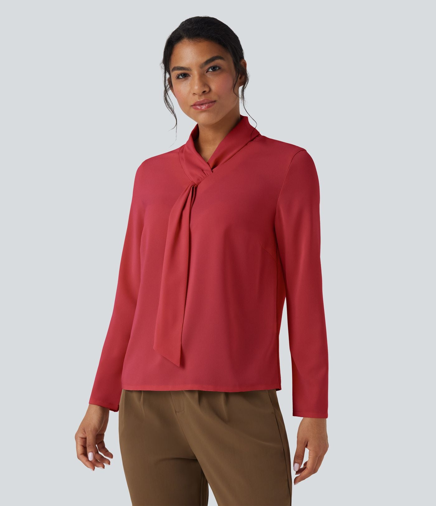 Chemise esprit bureau défroissage facile avec col foulard et manches longues