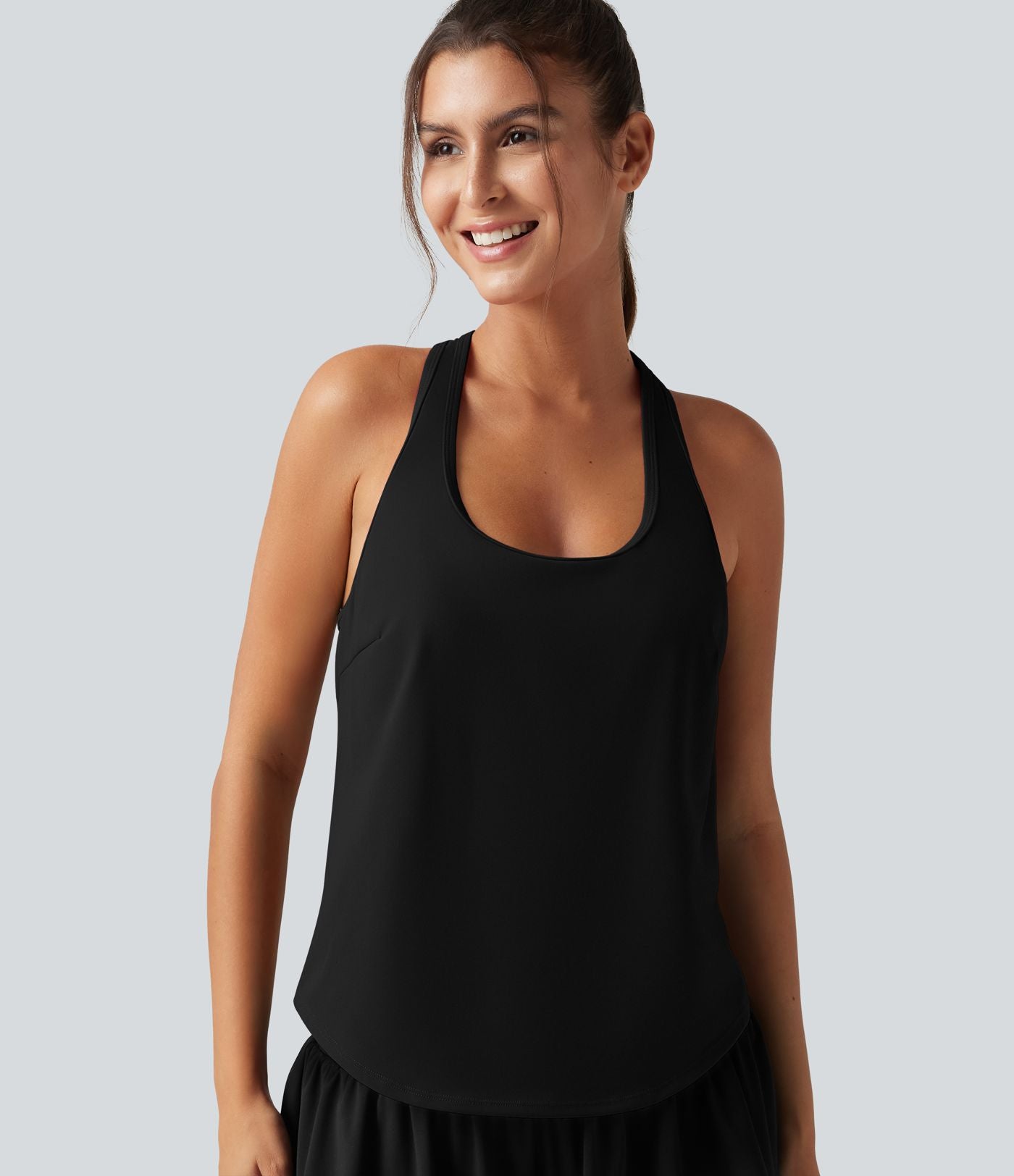 Débardeur de yoga à encolure U, ourlet arrondi, toucher frais, séchage rapide, coussinets amovibles et protection solaire UPF 50+