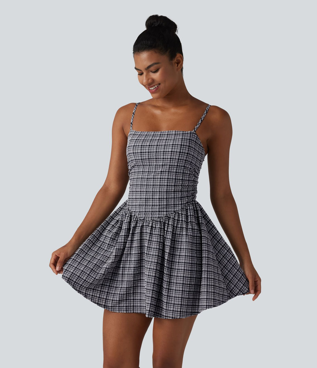 Robe de tennis active mini 2-en-1 à carreaux froissée à séchage rapide avec brassière intégrée, bretelles réglables et poches — Easy Peasy