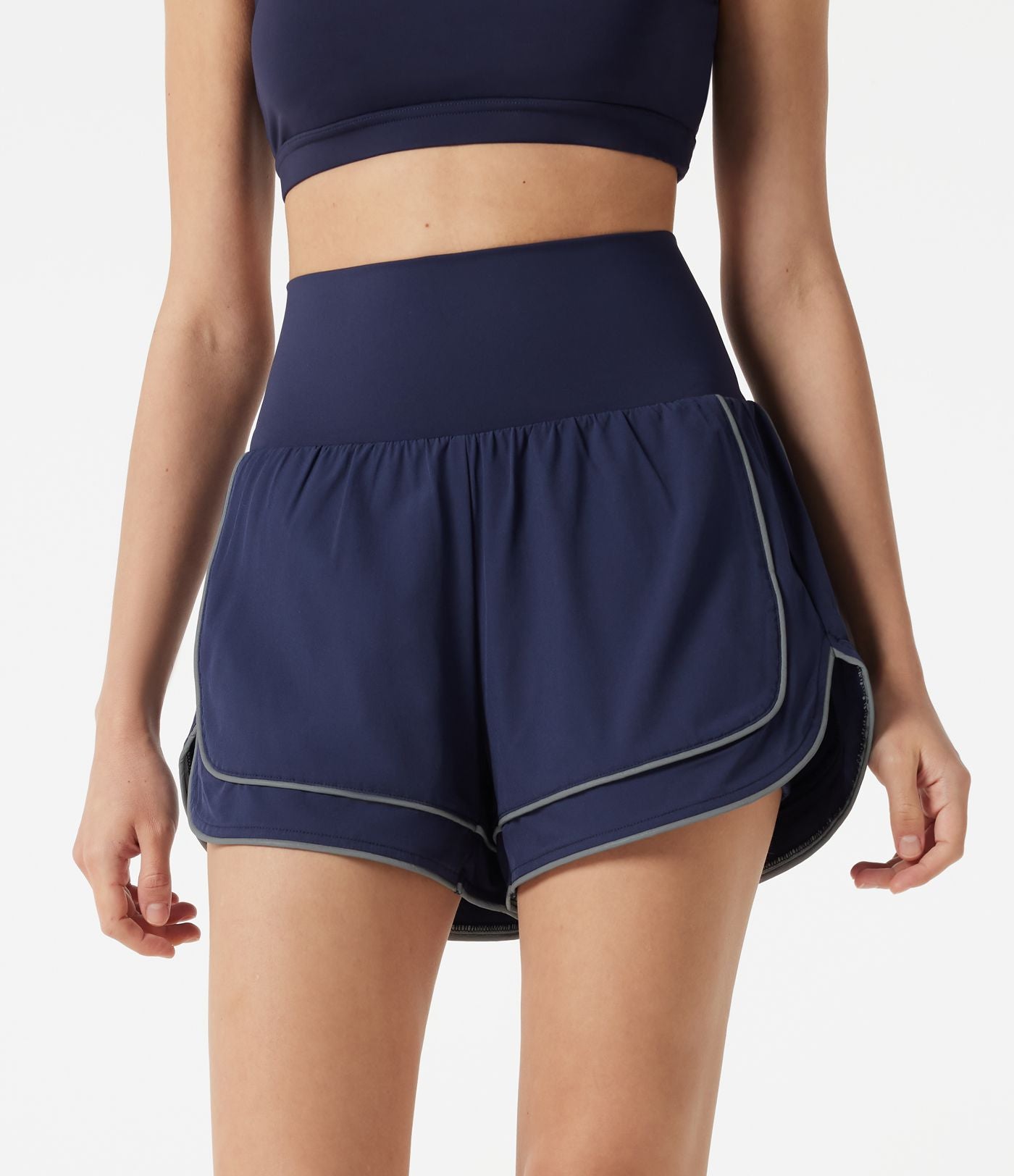 Short de yoga baggy 2-en-1 Breezeful™ taille haute à ourlet arrondi, séchage rapide, lignes réfléchissantes et poches