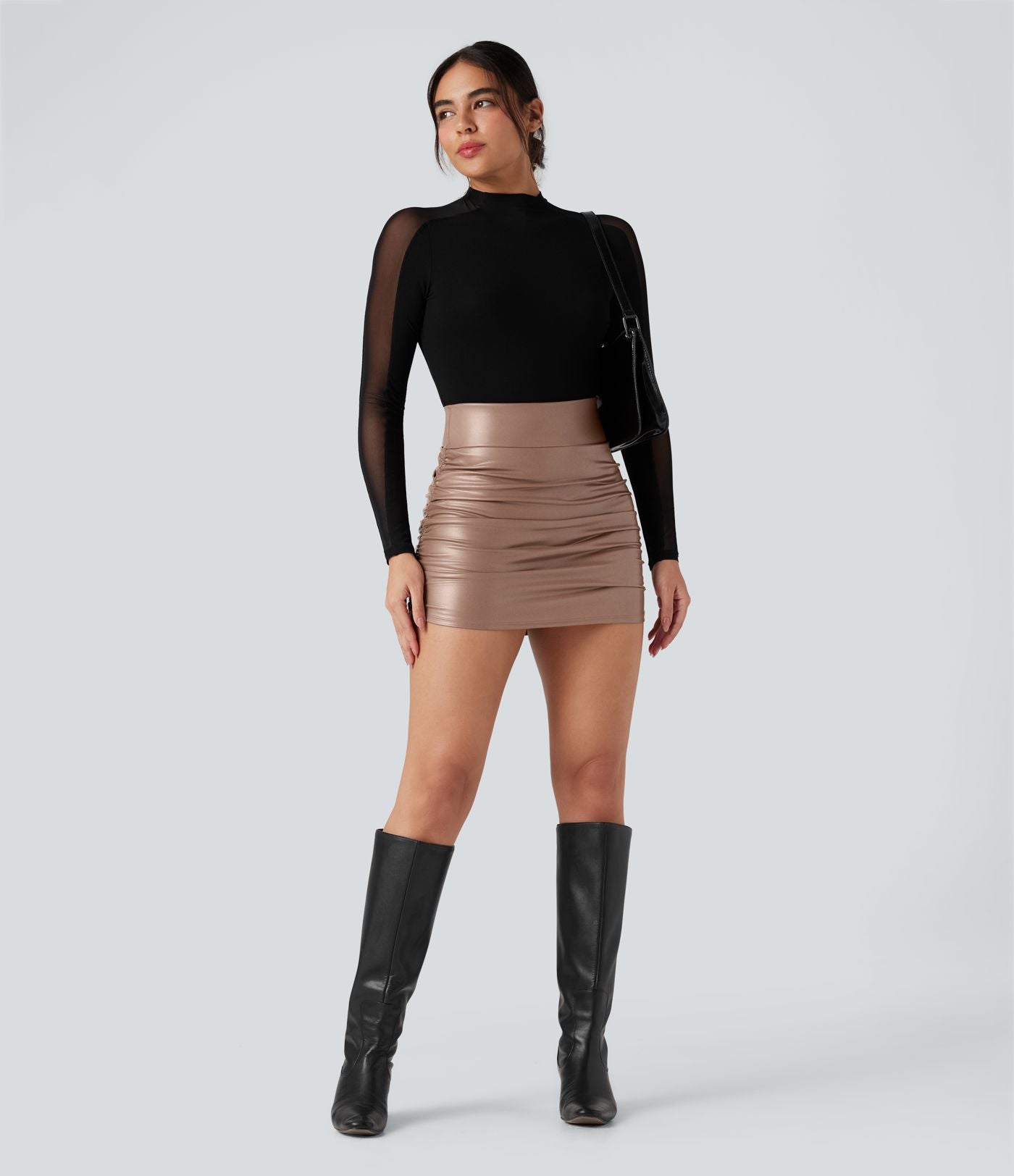 Jupe courte moulante 2-en-1 SoCinched gainante taille haute similicuir polaire froncée ourlet arrondi