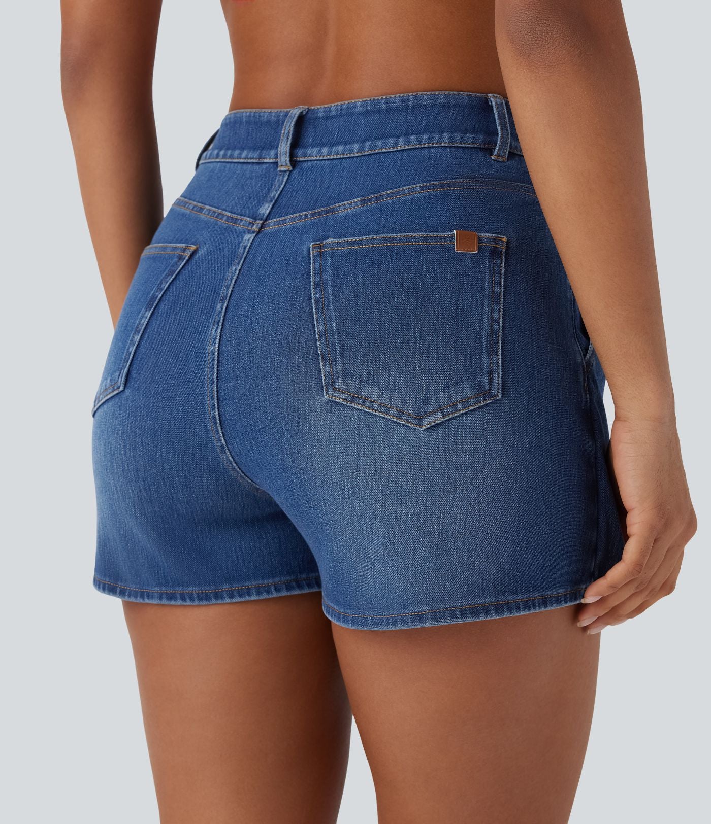 Halara Flex™ Short décontracté en jean extensible effet délavé à taille haute avec poches multiples et détail enveloppant