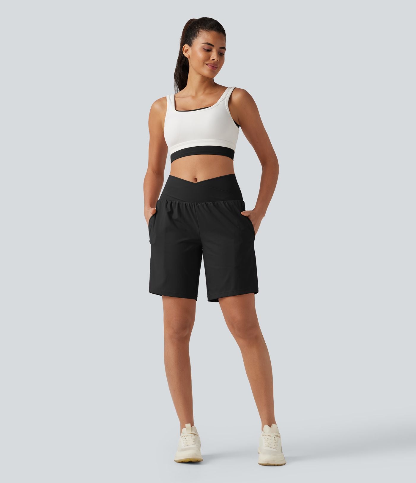 Short de yoga 2-en-1 taille haute croisée en SoftlyZero™ Airy à effet frais InstantCool 22,9 cm avec poches