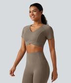 Haut de sport court Halara UltraSculpt™ à col V avec ourlet croisé, manches courtes, coussinets amovibles, bonnets E à G