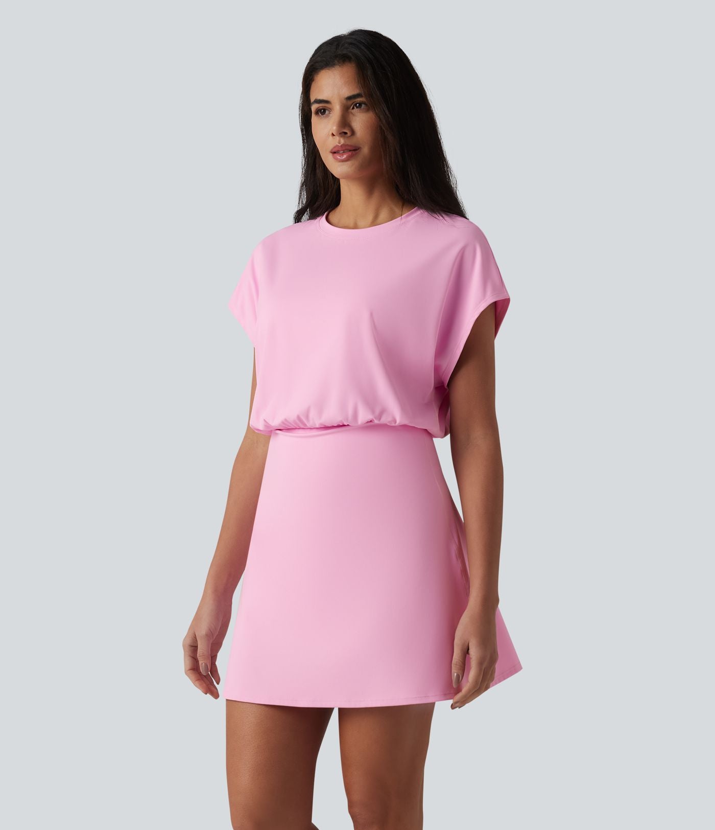 Robe de sport mini de yoga SoftlyZero™ Airy 2-en-1 effet frais InstantCool col rond à manches courtes, demi-zip et poches, accès facile Easy Peasy