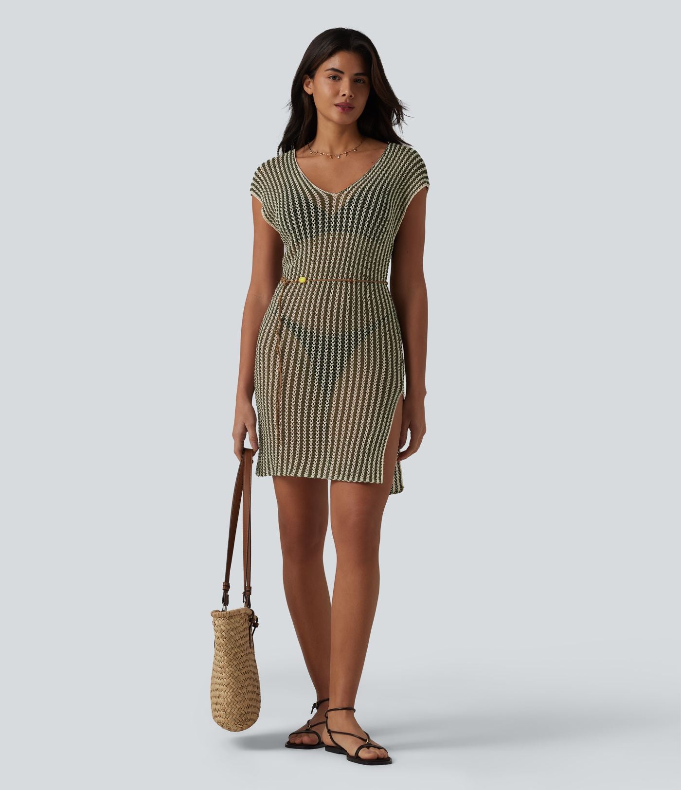 Robe de plage courte ajourée col V manches chauve-souris avec fente