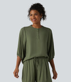 Blouse de villégiature à col Henley et manches 3/4, aspect lin.